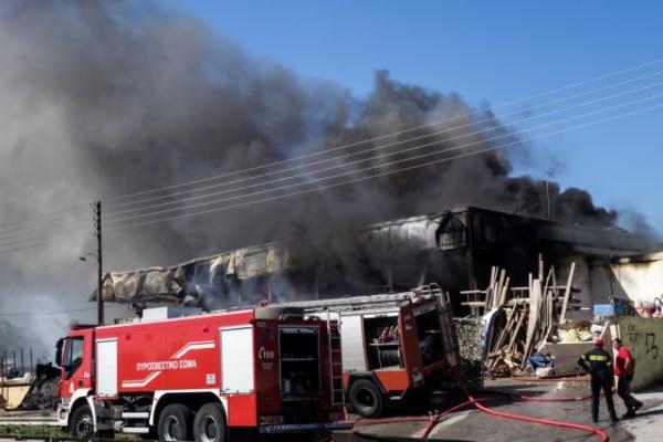 Κορωπί : Ολική καταστροφή στο κατάστημα που τυλίχθηκε στις φλόγες [Εικόνες]