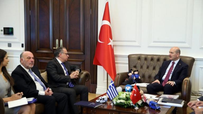 Κουμουτσάκος στην Άγκυρα: Όλοι οφείλουν να κάνουν αυτό που τους αναλογεί στο προσφυγικό