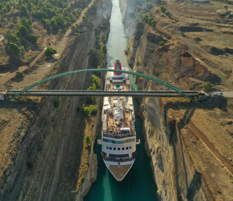 Χώρεσε ίσα-ίσα : Κρουαζιερόπλοιο-τέρας περνά από τον Ισθμό της Κορίνθου
