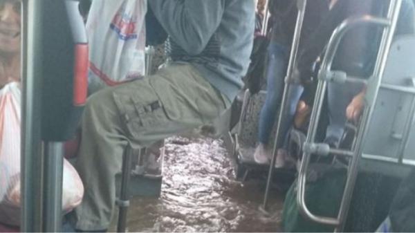 Κακοκαιρία : Λεωφορείο πλημμύρισε από την νεροποντή