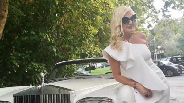 Μαρίνα Πατούλη : Φωτογραφίζεται δίπλα σε λευκή Rolls Royce
