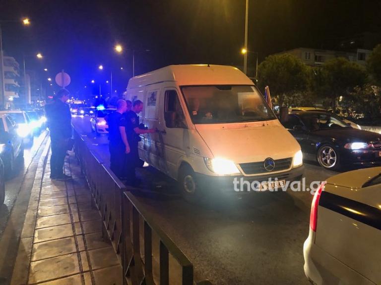 Θεσσαλονίκη : Κινηματογραφική σύλληψη διακινητή που οδηγούσε βαν με 20 πρόσφυγες