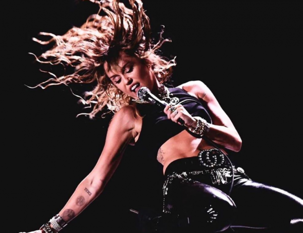 Μάιλι Σάιρους : Το σχόλιο που εξόργισε την LGBTQ κοινότητα