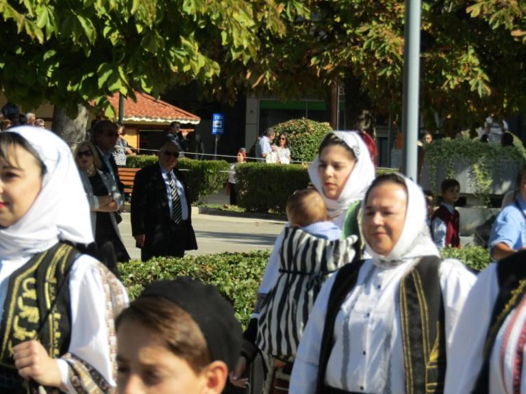 Τρίκαλα : Μητέρα έκανε παρέλαση με το μάρσιπο και το μωρό στην αγκαλιά