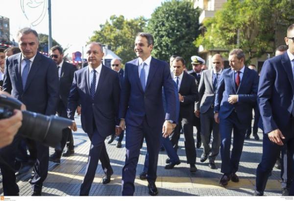 H βόλτα Μητσοτάκη στην πλατεία Αριστοτέλους