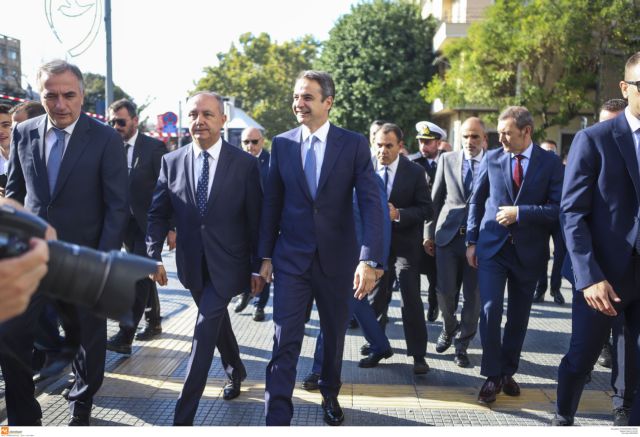 H βόλτα Μητσοτάκη στην πλατεία Αριστοτέλους