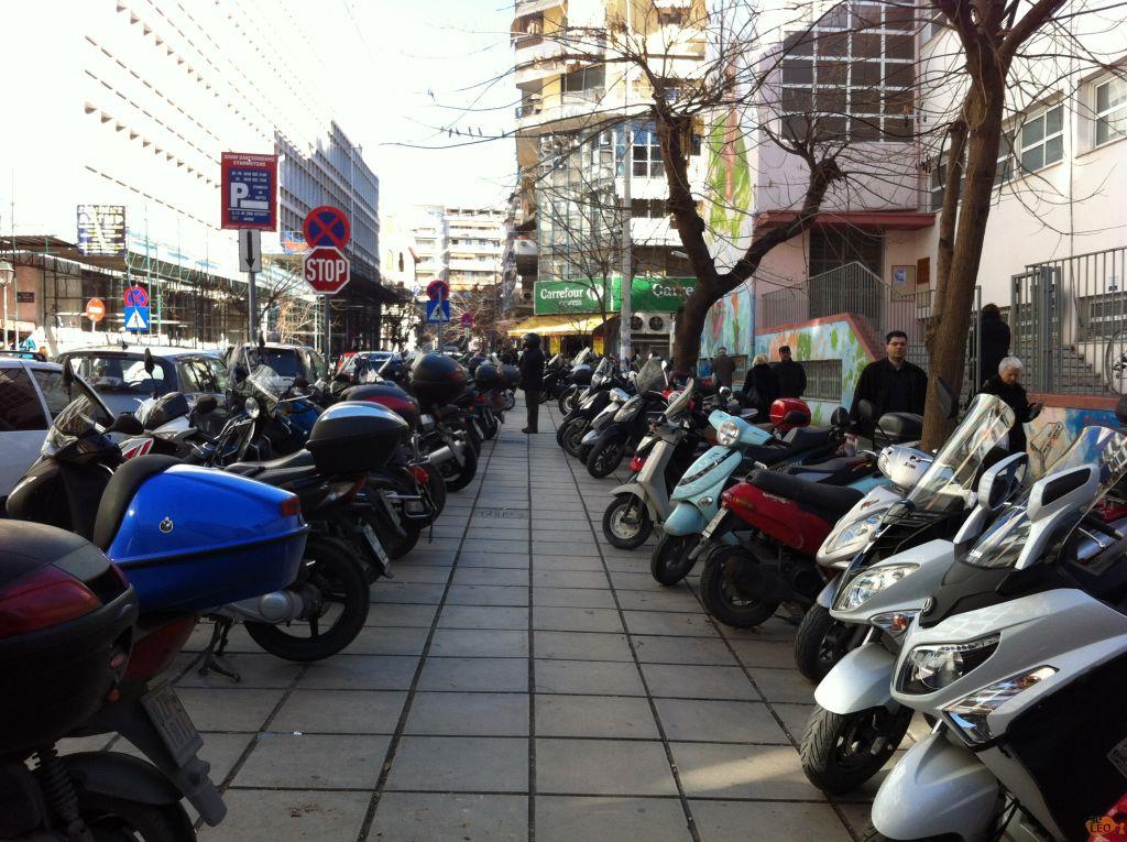 Δίκυκλα : Τέλος στα «στοιβαγμένα» μηχανάκια στα πεζοδρόμια