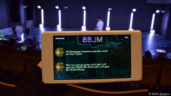 Θέατρο με κινητά από την Αθήνα στο Βερολίνο