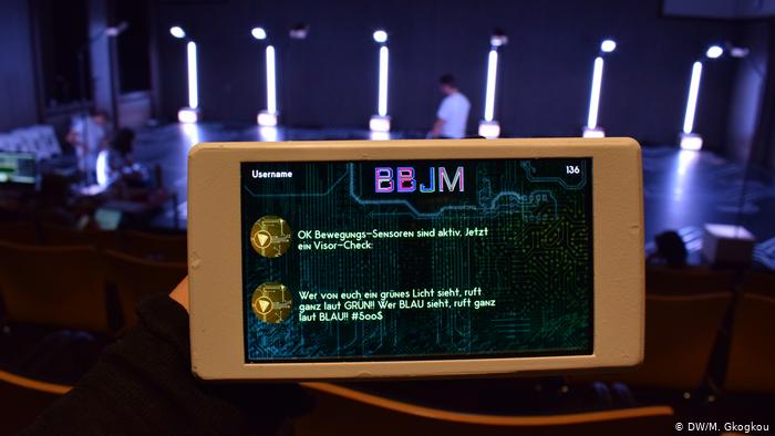 Θέατρο με κινητά από την Αθήνα στο Βερολίνο