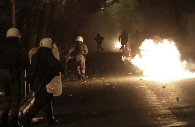 Εξάρχεια : Επίθεση με μολότοφ κατά αστυνομικών – Ένας τραυματίας