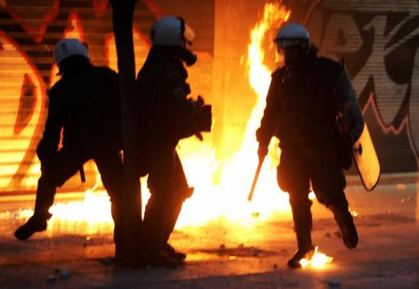 Επίθεση με μολότοφ στο αστυνομικό τμήμα Πεντέλης – Τέσσερις προσαγωγές