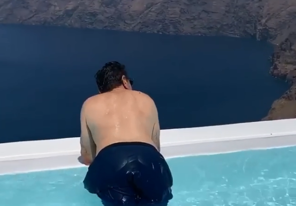 Σαντορίνη : Διάσημος πλαστικός χειρουργός του Χόλιγουντ παντρεύτηκε στο μαγευτικό νησί