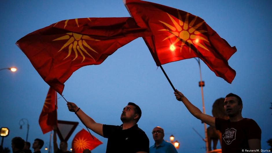 Βόρεια Μακεδονία : Στους δρόμους οι νέες σημαίες με τον Ηλιο της Βεργίνας