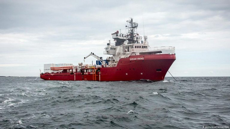 Ocean Viking : Αναζητά λιμάνι για να αποβιβάσει 104 πρόσφυγες
