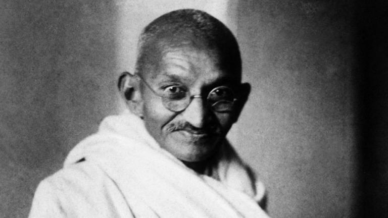 Εκλεψαν τις στάχτες του Γκάντι – Έγραψαν «προδότης» στις φωτογραφίες του