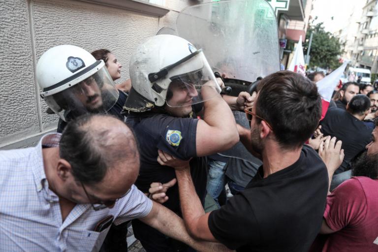 Διαμαρτυρία του ΠΑΜΕ : Ένταση και χημικά σε συμβολαιογραφείο στο Κολωνάκι