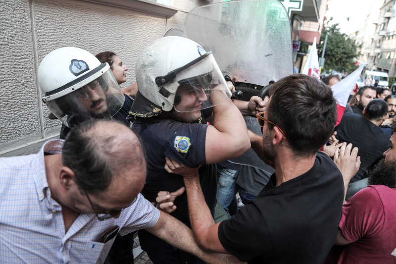 Διαμαρτυρία του ΠΑΜΕ : Ένταση και χημικά σε συμβολαιογραφείο στο Κολωνάκι