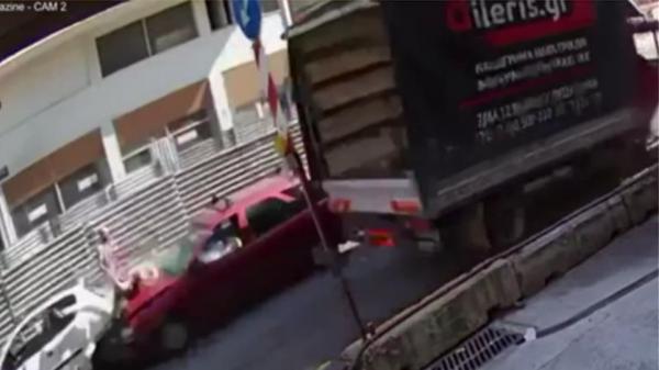 Θεσσαλονίκη: Η σοκαριστική στιγμή που ΙΧ παρασύρει γυναίκα – Γλίτωσε από θαύμα