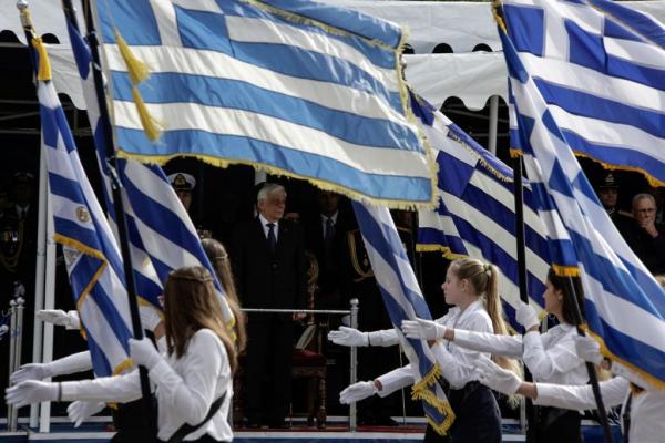 «Σφάζονται» ΣΥΡΙΖΑ – κυβέρνηση για τους σημαιοφόρους στα δημοτικά