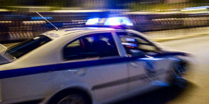 Αρτέμιδα: Εισβολή ληστών με αμάξι σε κοσμηματοπωλείο, καταδίωξη και πυροβολισμοί