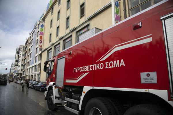 Πυρκαγιά σε κατάστημα σε είδη κήπου στο Κορωπί