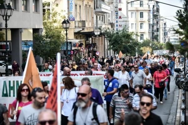 Πορεία ΠΟΕ-ΟΤΑ στο κέντρο της Αθήνας – Πέταξαν σκουπίδια στην είσοδο του ΥΠΕΣ