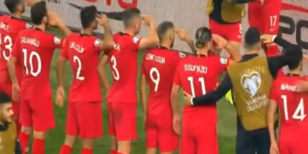 Προκλητικός πανηγυρισμός Τούρκων παικτών: Χαιρέτησαν στρατιωτικά για την εισβολή στη Συρία