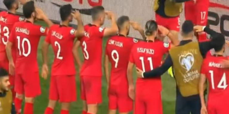 Προκλητικός πανηγυρισμός Τούρκων παικτών: Χαιρέτησαν στρατιωτικά για την εισβολή στη Συρία