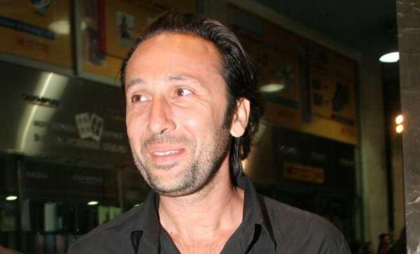 Χαραλαμπίδης : Μπήκαν κουκουλοφόροι εν ώρα παράστασης και μου είπαν «Ηρθαμε να σε κρεμάσουμε»