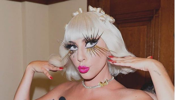 Lady Gaga: Έπεσε από την σκηνή κατά την διάρκεια συναυλίας της