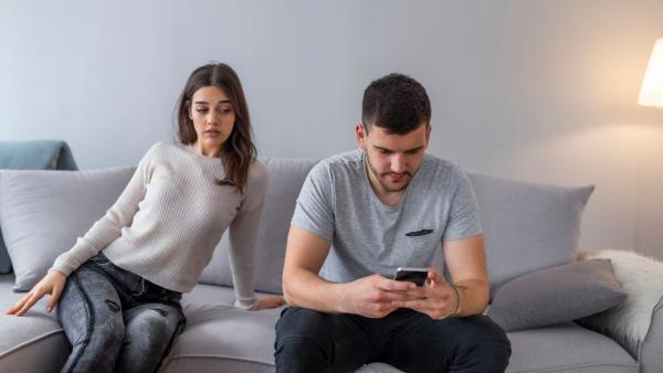 Δέκα σημάδια ότι σας κρατάει κάτι κρυφό