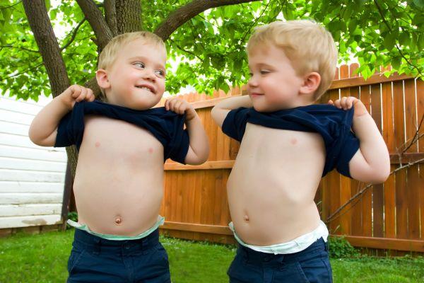 Γιατί είναι προς τα έξω ο αφαλός του;