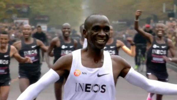 Eliud Kipchoge: Έτρεξε μαραθώνιο σε λιγότερο από 2 ώρες και έγραψε ιστορία