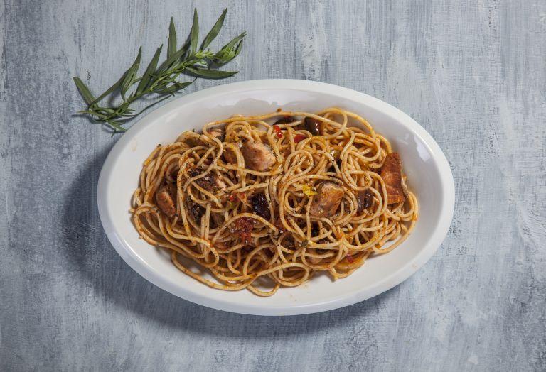 Σπαγγέτι με σολομό, ελιές και ντοματίνια