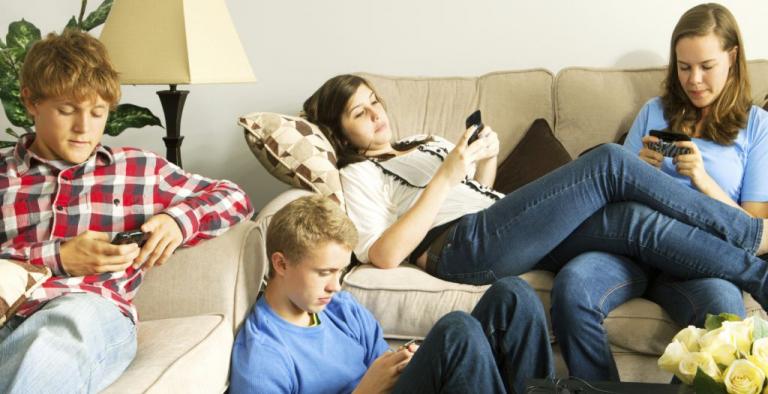 Social media : Η καθημερινή χρήση κάνει πιο εσωστρεφείς και αντικοινωνικούς τους εφήβους