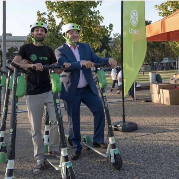 Βόλτα Τζιτζικώστα με ηλεκτρικό πατίνι