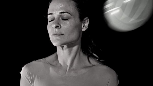 «ΖΩΗ»: Μια εκπληκτική παράσταση για τη σωματική και ψυχολογική βία