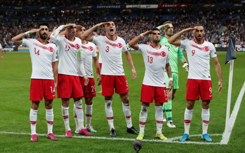 Στρατιωτικός χαιρετισμός των τούρκων παικτών και στο ματς με τη Γαλλία