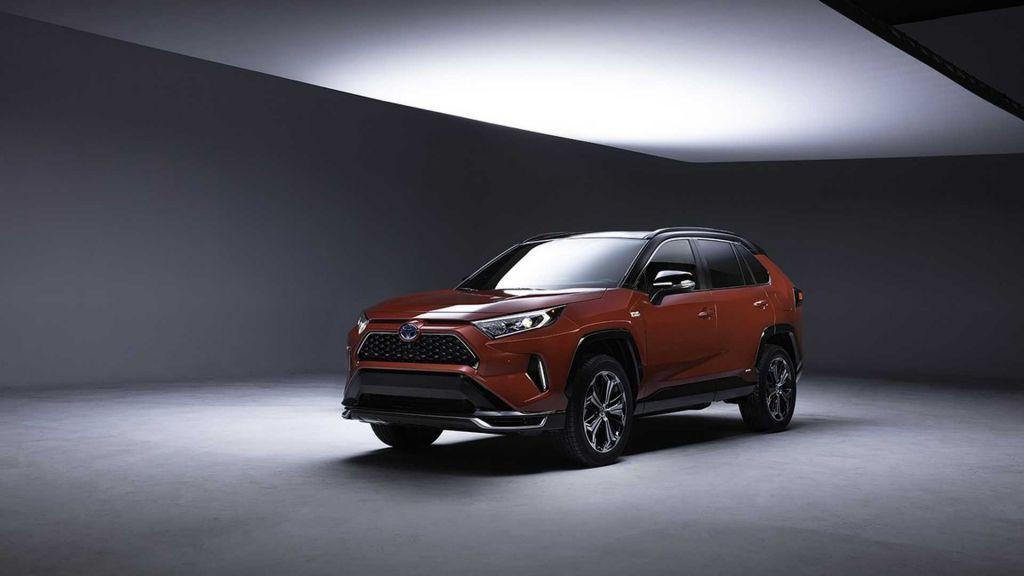 To Toyota RAV 4 μπαίνει «στην πρίζα»