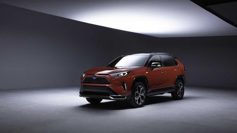 To Toyota RAV 4 μπαίνει «στην πρίζα»