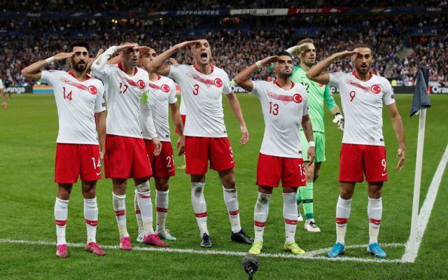 Ο Ατζούν Ιλιτζαλί συνεχάρη τους τούρκους ποδοσφαιριστές για τον στρατιωτικό χαιρετισμό