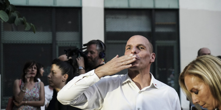 Ο χορός του Γιάνη Βαρουφάκη υπό τους ήχους κλαρίνου σε εγκαίνια έκθεσης