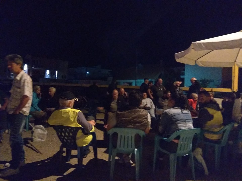 Νύχτα έντασης στα Βρασνά - Μπλόκο κατοίκων σε λεωφορεία με πρόσφυγες