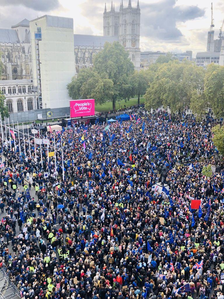 Brexit: Βρετανοί διαδήλωσαν έξω από το Κοινοβούλιο – Ζητούν δημοψήφισμα