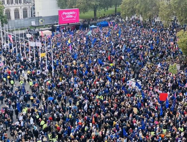 Brexit: Βρετανοί διαδήλωσαν έξω από το Κοινοβούλιο – Ζητούν δημοψήφισμα