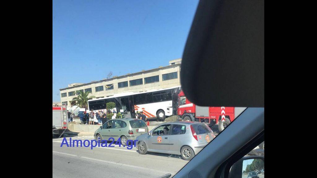 Θεσσαλονίκη : Τροχαίο με λεωφορείο των ΚΤΕΛ – 12 τραυματίες