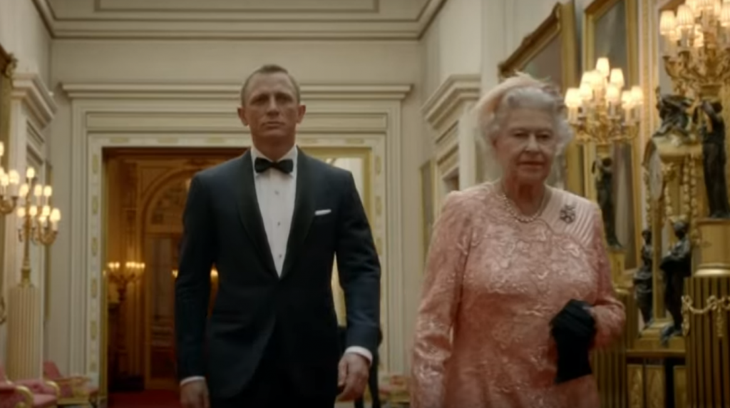 Βασίλισσα Ελισάβετ : Ο όρος της για να γίνει «κορίτσι» του Τζέιμς Μποντ