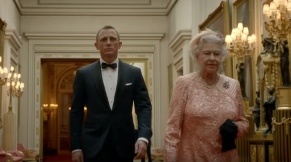 Βασίλισσα Ελισάβετ : Ο όρος της για να γίνει «κορίτσι» του Τζέιμς Μποντ