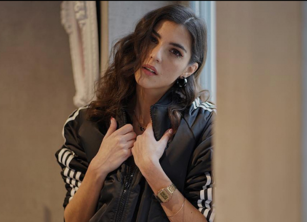 Άννα-Μαρία Βέλλη : Ποζάρει τόπλες πλάι στο αγόρι της