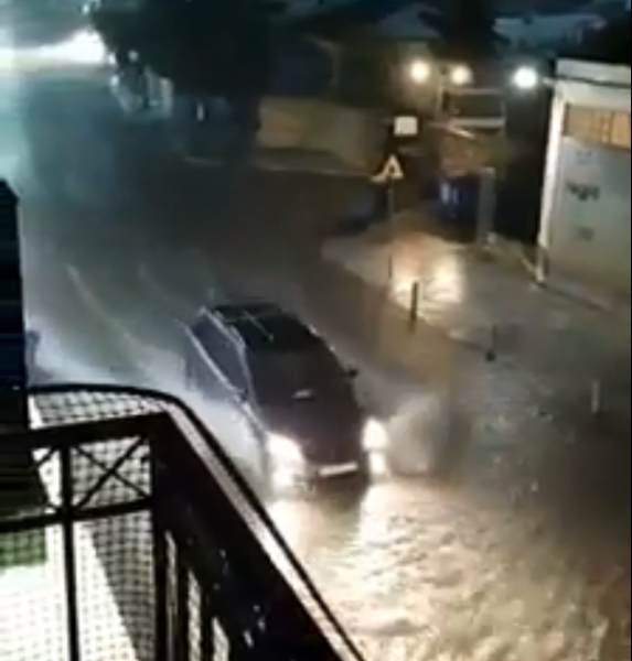 Στο έλεος της κακοκαιρίας η Άνδρος και η Σύρος – Χείμαρροι οι δρόμοι